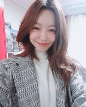 ‘김지철♥’ 신소율, 목폴라+재킷으로 소화한 숨막히는 패션…“너무 덥게 입은 셀카장인”