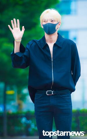 [HD포토] 빅스(VIXX) 레오, ‘별빛을 향한 손인사’ (뮤직뱅크)