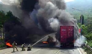 [이슈종합] 창원터널 화재, 컨테이너 트럭 사고로 4시간 교통통제…‘현재 교통상황은?’