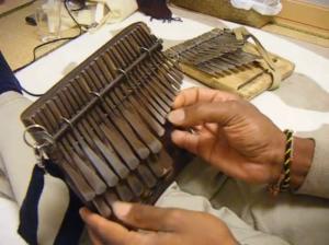 ‘취존생활’서 언급된 칼림바는 무엇?…“음비라라고도 불리는 아프리카 전통 악기”