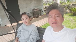 투투 출신 황혜영, 남편 김경록과 함께 다정한 투샷 “당신이 인상 좋게 나와서 내가 희생”