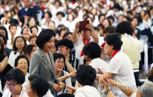 자유한국당 ‘우먼 페스타’ 서 女당원 ‘엉덩이 춤’에 황교안 “멋진 공연단 만들어주길”