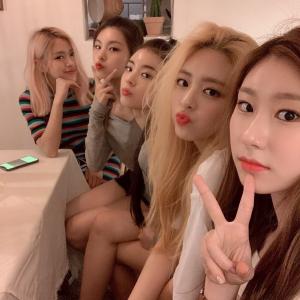 있지(ITZY) 예지-리아-류진-채령-유나, 완전체 셀카 눈길…‘달라달라 이후 컴백 기대돼’