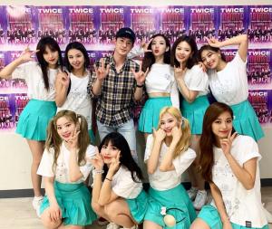 ‘아스달 연대기’ 투피엠 닉쿤, 트와이스 콘서트 인증 샷…‘진영이네 꽃밭’