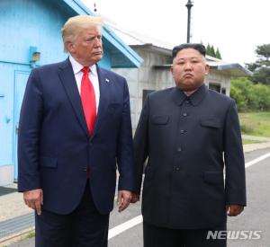 "미국 트럼프-북한 김정은, 하노이회담 실패 후 큰 진전"…NYT, 카메라 앞에서 우정 과시