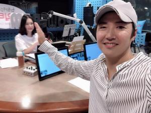 윤상현, 아내 메이비 스페셜 라디오 DJ 응원 나서…‘나이 차이 무색한 금슬’ 