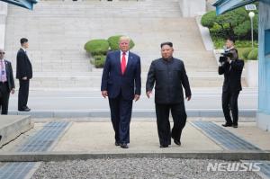 북한 땅 밟은 트럼프 "군사분계선 넘어 큰 영광…金위원장 백악관에 초대"