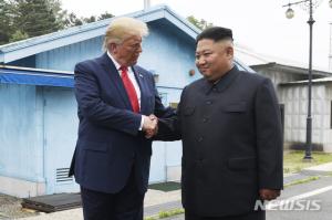 트럼프, 김정은과의 만남 보도한 언론에 만족…문재인 대통령에게도 감사