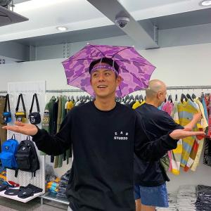 ‘스테파니 미초바♥’ 빈지노, 헤어밴드 우산에도 힙하다 힙해…“우산써”