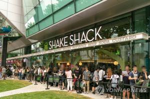 ‘오늘(11일) 오픈’ 부산 1호점 서면점 쉐이크쉑(SHAKE SHACK) 오픈 소식에 몰려든 인파 ‘열풍 인증’