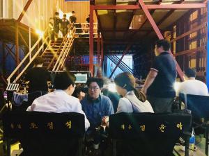 ‘엑시트’ 조정석-임윤아, 출구 없는 매력 조합에 ‘기대만빵’…뒷모습만으로 ‘빅웃음’ 예상