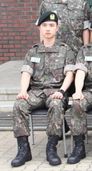 엑소(EXO) 디오(도경수) 군 입대 이후 ‘아기병사 근황 공개’…군기바짝+총명한 눈빛