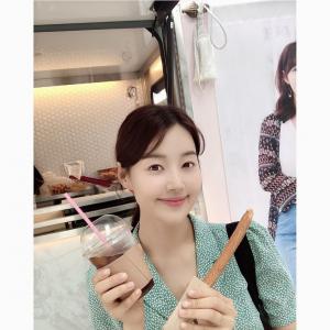 ‘황금정원’ 한지혜, 결혼 후에도 여전한 상큼美로 커피차 인증…성유리 “다음엔 성공할거야”