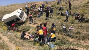 터키서 불법입국 난민 태운 미니버스 전복, 정원 초과 추락 이유 꼽아…16명 사망
