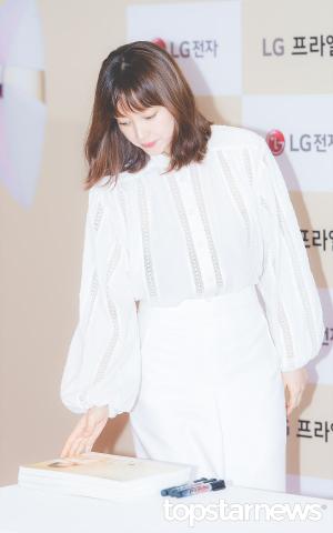 [HD포토] 이나영, ‘내 사진 잘 나왔나?’