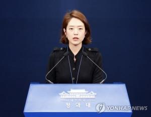 청와대, 일본 아베 수출규제 경제보복 중단하고, 최소한의 선 지켜라…블룸버그 &apos;어리석은 무역전쟁&apos; 비판