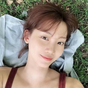 ‘어떤살인’ 신현빈, 풀밭에 누워서 찍은 셀카 화제…“‘자백’ 종영 후 영화 개봉 앞둬”