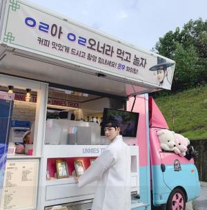 ‘신입사관 구해령’ 차은우, 방탄소년단(BTS) 정국이 보낸 커피차로 ‘97즈 우정 인증’
