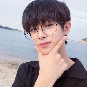 ‘프로듀스X101’ 젤리피쉬 김민규, 안경이 얼굴의 반? 비현실 외모에 눈길