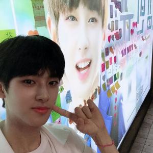 ‘프로듀스 X 101’ 김민규, 지하철 광고부터 카페까지 인증 완료…“100프로 충전”