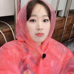 ‘김영철 파워FM(철파엠)’ 주시은 아나운서, 귀여운 우비 소녀 등장…비가와도 “주바페가 간다”