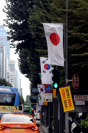 [이슈종합] 일본, 한국 백색국가(화이트리스트) 제외 확정…강남구 측 “항의 표시로 일장기 철거”