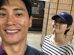개그맨 김재우, 아내와 함께한 서울 근교 운동 사진 눈길…“남다른 미모 자랑하는 아내와 반짝이는 카레왕의 입술”