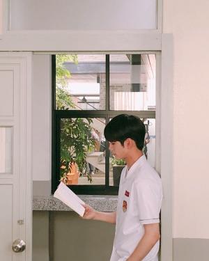학교에는 없는 비주얼 옹성우, 열공 중인 최준우의 ‘독서의 순간’ 공개