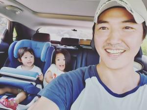 ‘메이비♥’ 윤상현, 딸 나겸-나은과 함께 드라이브…‘붕어빵 부녀’