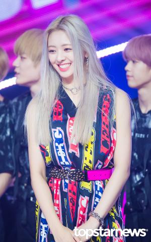 [HD포토] 있지(ITZY) 유나, ‘팬을 향한 꿀 떨어지는 눈빛’ (쇼챔피언)