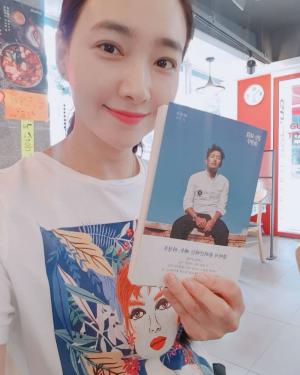 배우 박현정, 나이 가늠할 수 없는 밝은 미소…“둘째 딸이 용돈으로 선물해준 책”