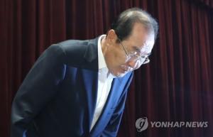 ‘여성비하 영상 논란’ 한국콜마 윤동한 회장 사퇴, “물의 일으킨 점 사죄한다…책임지고 경영 물러날 것”