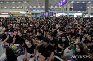 [이슈] 홍콩국제공항, 시위대 5천 명 몰려 12일 항공편 모두 취소…‘체크인 수속 중단’