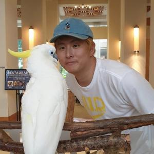 수요웹툰 ‘복학왕‘ 기안84, 괌서 머리색 똑같은 앵무새 만나 “엄청 재미있게 사시는 듯”