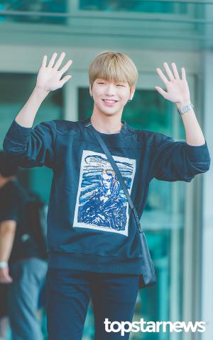 [HD포토] 강다니엘, ‘공항 찾아온 팬들 향해 쌍수들고 인사하는 강다니엘’ (공항패션)