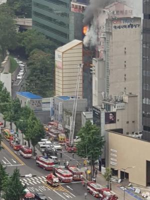 [속보] 서울 중구 퇴계로27 남대문 오피스텔서 화재 발생…소방당국, 대응 1단계 발령-서울시 재난문자 발송 등 대응 나서