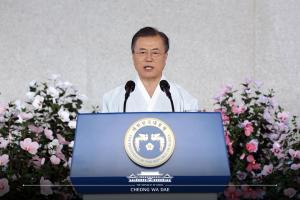 문재인 대통령, 광복절 경축사 통해 일본에 마지막 기회 제시…황교안 대표는 박수도 안쳐