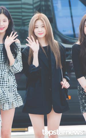 [HD포토] 아이즈원(IZ*ONE) 김민주, ‘청초한 손인사’ (공항패션)