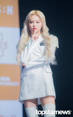 [HD포토] 에버글로우(EVERGLOW) 이유, ‘입술에 살짝’ (아디오스)