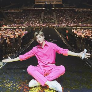 강다니엘, 싱가포르 팬미팅서 팬들과 한 컷…‘핑크도 찰떡이지녤’