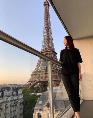 &apos;순수의 시대&apos; 강한나, 에펠탑 배경삼아 그림같은 일상 &apos;환상적인 몸매&apos;