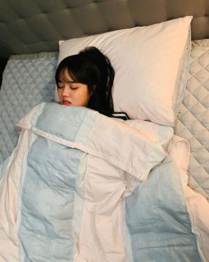 ‘열여덟의 순간’ 김향기, 촬영장서 잠든 사진 공개…‘진실게임’ 당시 생각나는 비주얼