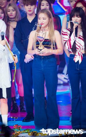 [HD포토] 레드벨벳(Red Velvet) 예리, ‘트로피는 소중해’ (쇼챔피언)