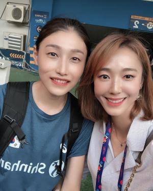 ‘조동혁♥’ 한송이, 배구여제 김연경과 셀카 “최고들! 수고 많았어요”