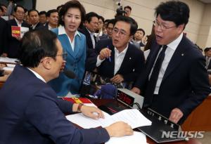 이인영, 한국당 반발 속 국회 정개특위 "선거법 개정안 가결, 국회가 한걸음 전진"