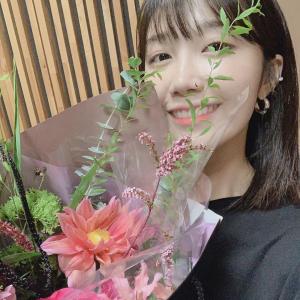 에이핑크(Apink) 정은지, 꽃다발 한 아름 안고 행복한 표정..."김태우 선배님 감사드려요"