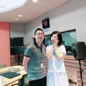 ‘굿모닝FM 김제동입니다’ 아요뉴스 김유리 리포터, 김제동과 투샷 눈길 ‘글씨체 케미까지’