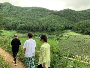 ‘삼시세끼 산촌편’ 윤세아, 촬영지 강원도 정선서 일상 공개…‘다 같이 산책 중’