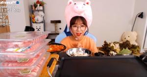 아프리카TV BJ 쯔양, 대식가 위엄 뽐내는 돼지고기 먹방…몸무게 실화?