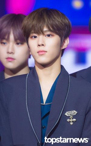 [HD포토] 엑스원(X1) 김우석, ‘심쿵 아이컨택 (쇼챔피언)